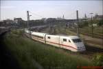 Im Sommer 2002 steht ein  ICE 1 im Vorfeld des Kieler Hauptbahnhofs und wartet auf seine n�chte Aufgabe.
